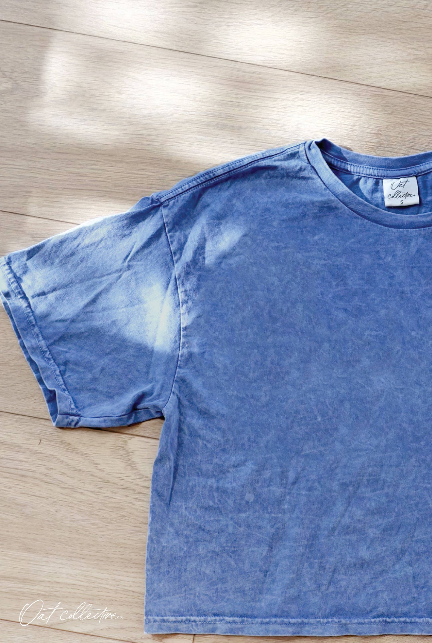 BEACH BUM Cropped Mineral Graphic Tee