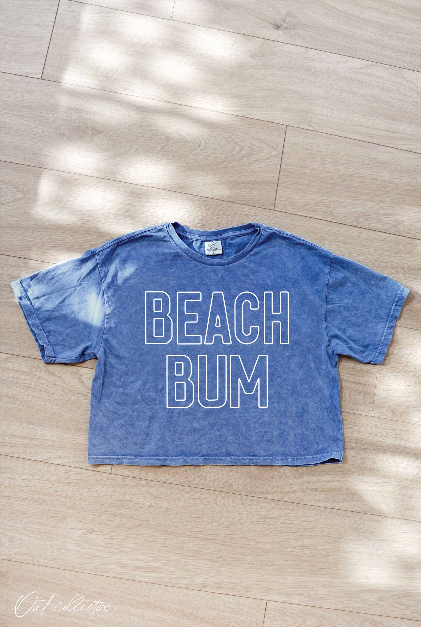 BEACH BUM Cropped Mineral Graphic Tee
