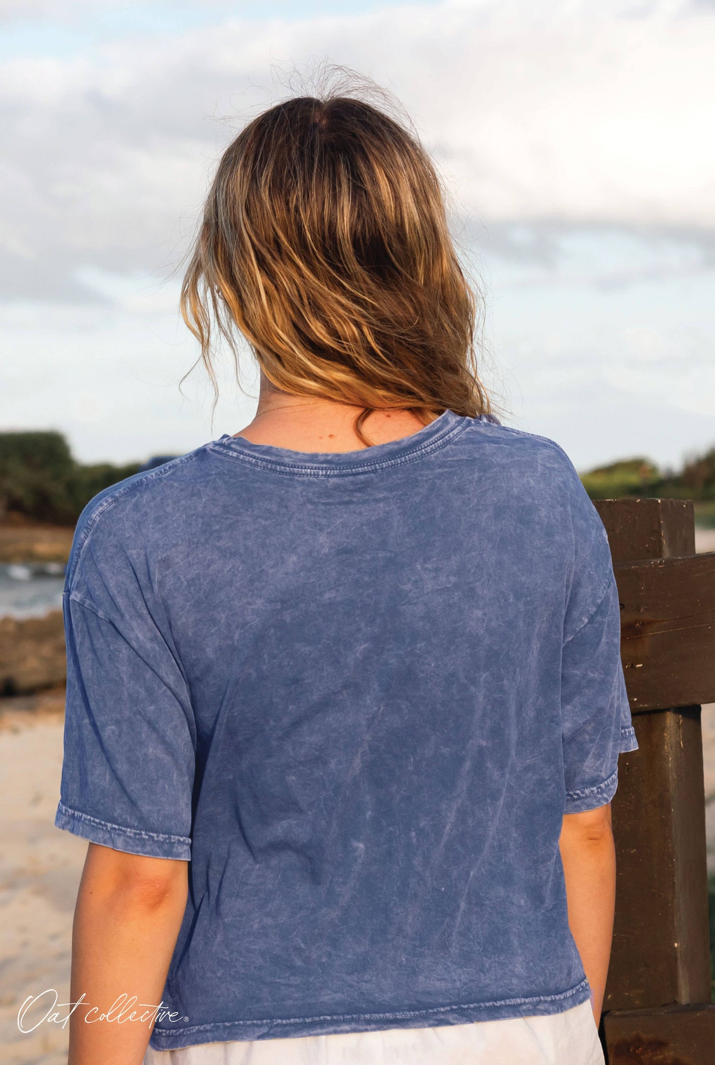 BEACH BUM Cropped Mineral Graphic Tee